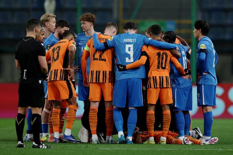 Фото для новини:Обнадійливий початок матчу Шахтаря був перерваний непритомністю його гравця