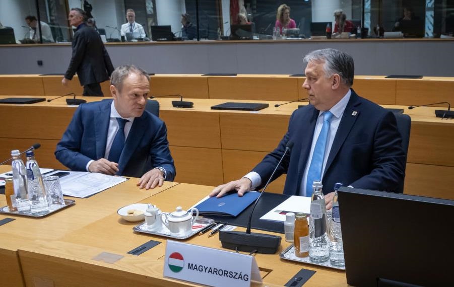 Фото для новини:Орбан накинувся на Туска через відео про "руку Путіна"