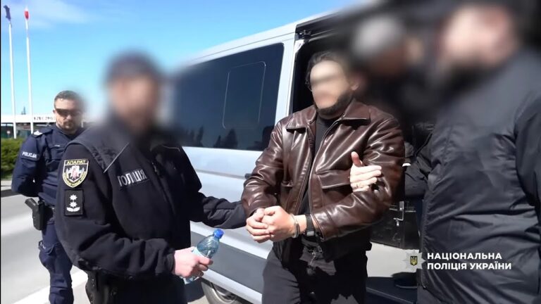 Фото для новини:Поліцейські екстрадували з Естонії організатора схеми продажу неіснуючих авто для ЗСУ