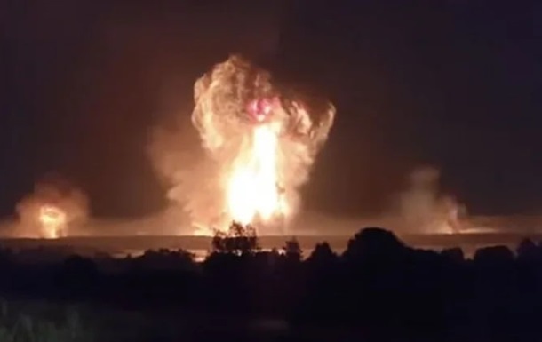 Фото для новини:Під атакою аеродроми: у Криму чути численні вибухи