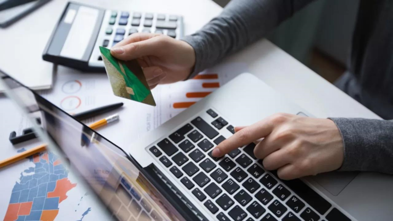 Фото для новини:Платежі онлайн: який спосіб краде гроші, а який ні