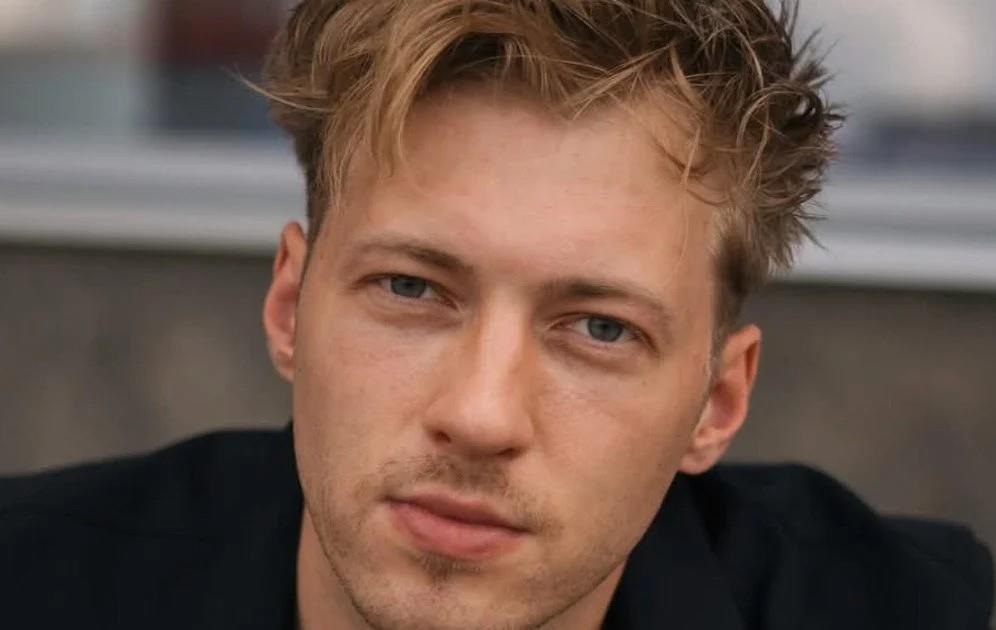 Фото для новини:Популярний актор вперше показав нову обраницю