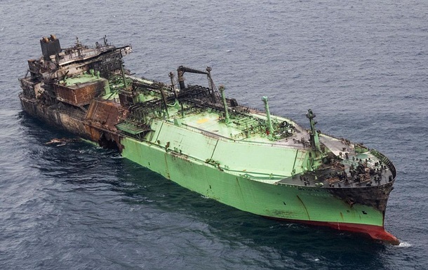 Фото для новини:Пошкоджений російський газовоз не вдалося відбуксирувати до Лівії