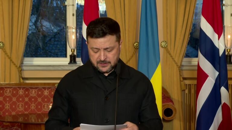 Фото для новини:Коментарі для медіа В. Зеленського і Йонаса Г. Стере. Підписання декларації про оборонне партнерство