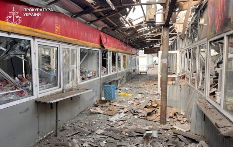 Фото для новини:РФ атакувала ринок у Нікополі: п'ятеро загиблих та понад 20 поранених