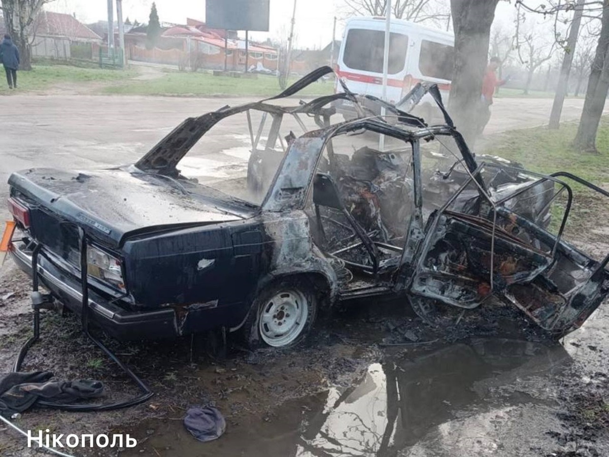 Фото для новини:РФ вдарила дроном по авто у Нікополі, троє поранених