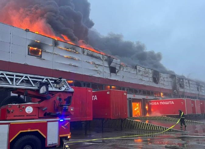 Фото для новини:РФ вдарила по Луцьку, палають склади