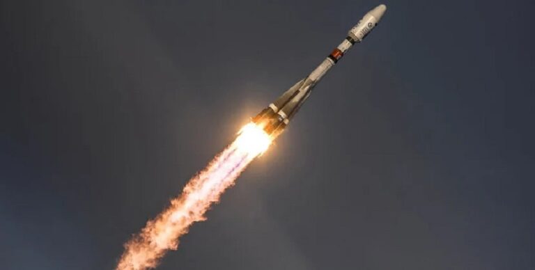 Фото для новини:РФ запустила в космос ракету Союз із військовими супутниками