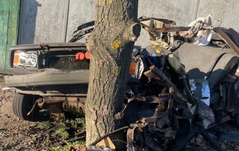 Фото для новини:Росіяни атакували цивільне авто в Нікополі, є жертви