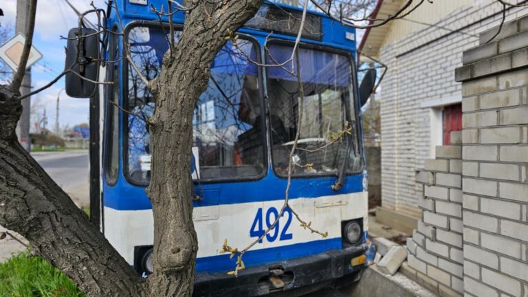 Фото для новини:Росіяни атакували з дрона тролейбус у Херсоні