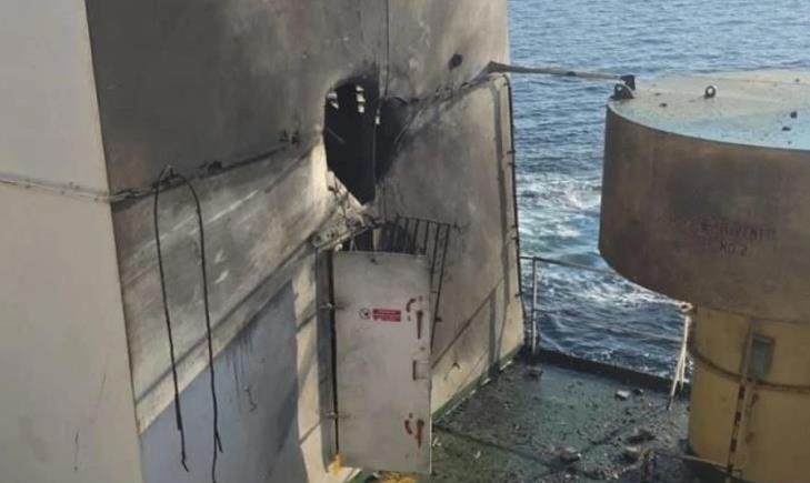 Фото для новини:Росіяни поцілили у цивільне торгове судно, яке йшло до порту на Одещині