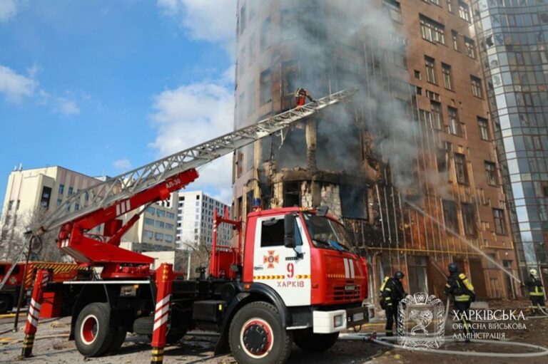 Фото для новини:Росіяни вдарили по багатоповерхівці у Харкові