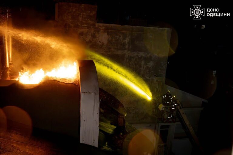 Фото для новини:Росіяни вдарили по портах Одеси: пошкоджене судно під прапором Науру