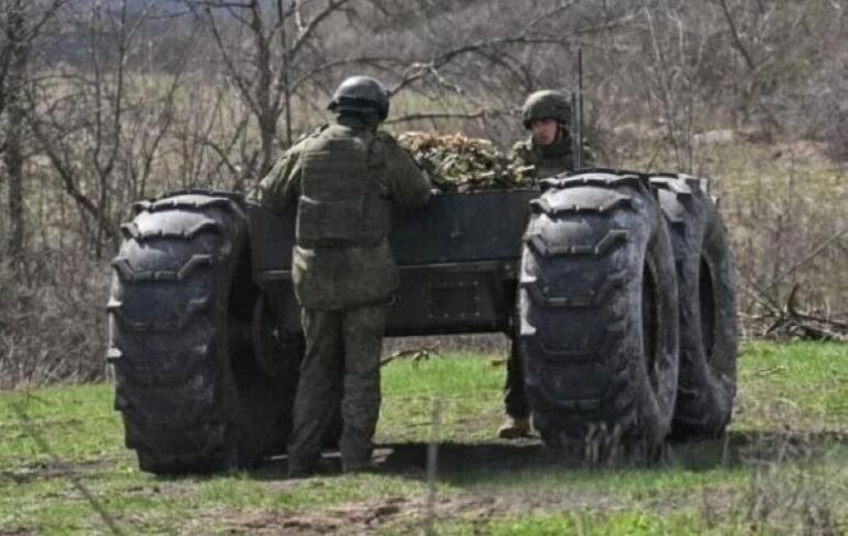 Фото для новини:Росіяни вперше "засвітили" на фронті всюдихідний Челнок