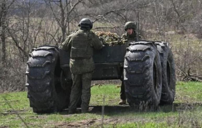 Фото для новини:Росіяни вперше "засвітили" на фронті всюдихідний Челнок