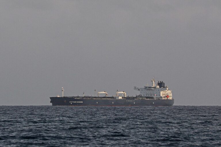 Фото для новини:Російський фрегат провів "тіньові" танкери через Ла-Манш