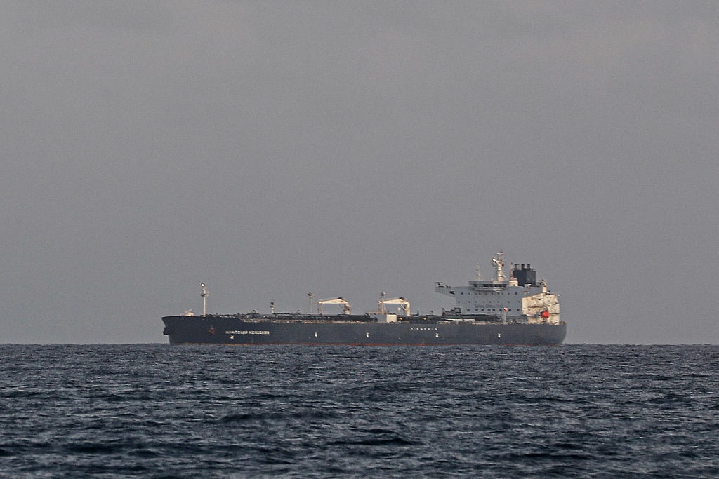 Фото для новини:Російський фрегат провів "тіньові" танкери через Ла-Манш