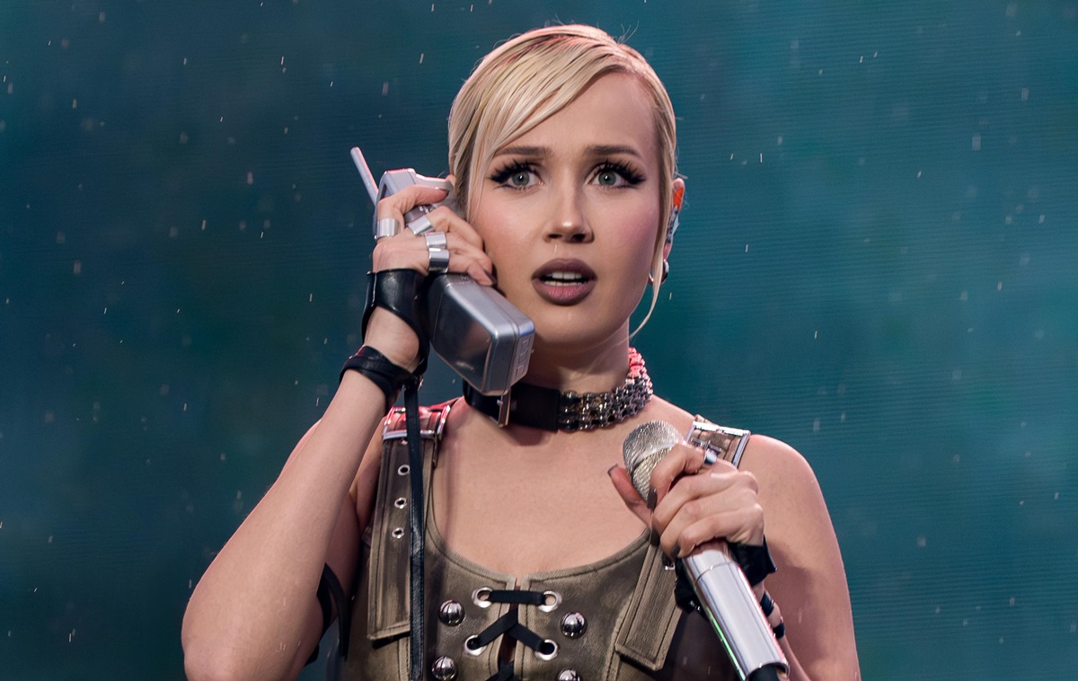 Фото для новини:Російській співачці "подякували" за допомогу ЗСУ