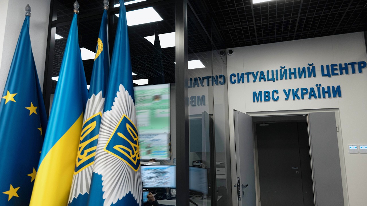 Фото для новини:Олена Зеленська відвідала комунікаційний центр Служби 112 та Ситуаційний центр МВС