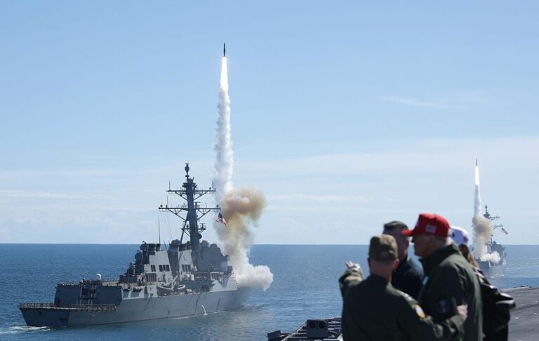 Фото для новини:США скерували на Близький Схід третій авіаносець