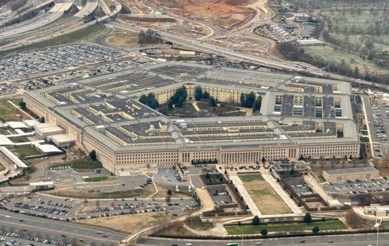 Фото для новини:США вичерпали запаси і перетягують автогігантів на військові рейки - ЗМІ