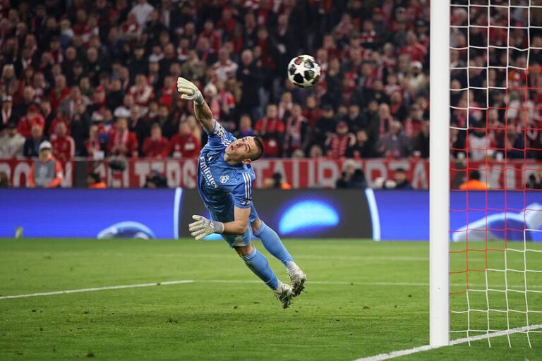 Фото для новини:Стала відома оцінка Луніна за матч Баварія - Реал