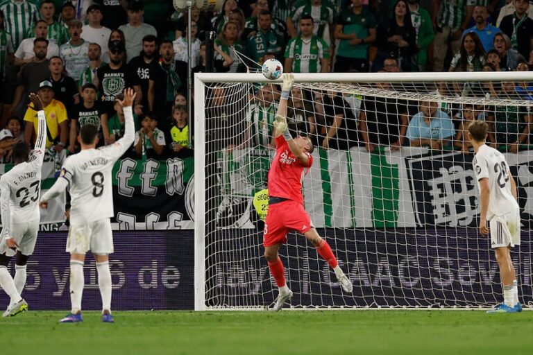 Фото для новини:Стала відома оцінка Луніна за матч з Бетісом