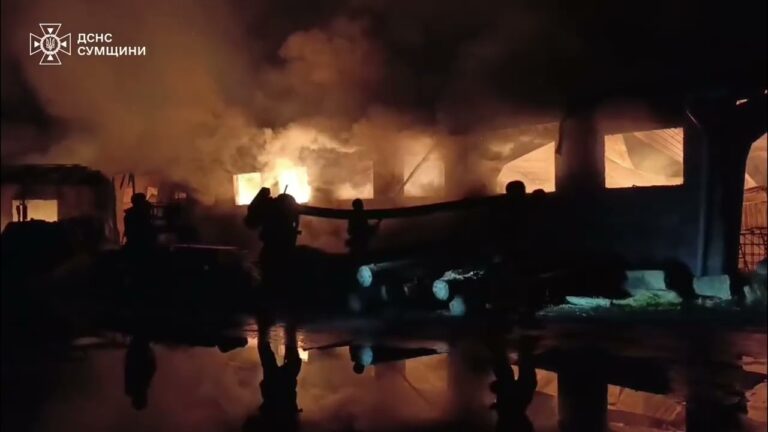 Фото для новини:На Сумщині рятувальники ліквідували масштабну пожежу, спричинену російською атакою