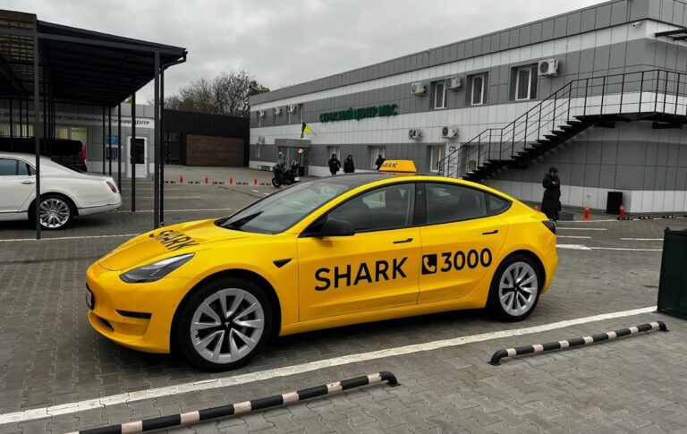 Фото для новини:Таксі Tesla плутаються у маршрутах і висаджують пасажирів на швидкості