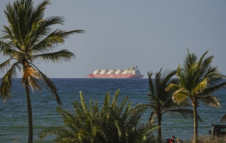 Фото для новини:Танкери почали тікати з Перської затоки