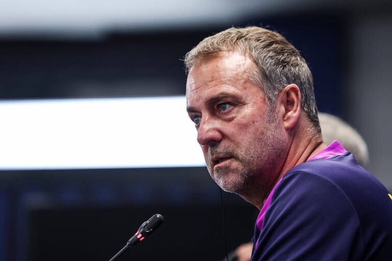 Фото для новини:Тренер Барселони заінтригував заявою про майбутнє в клубі