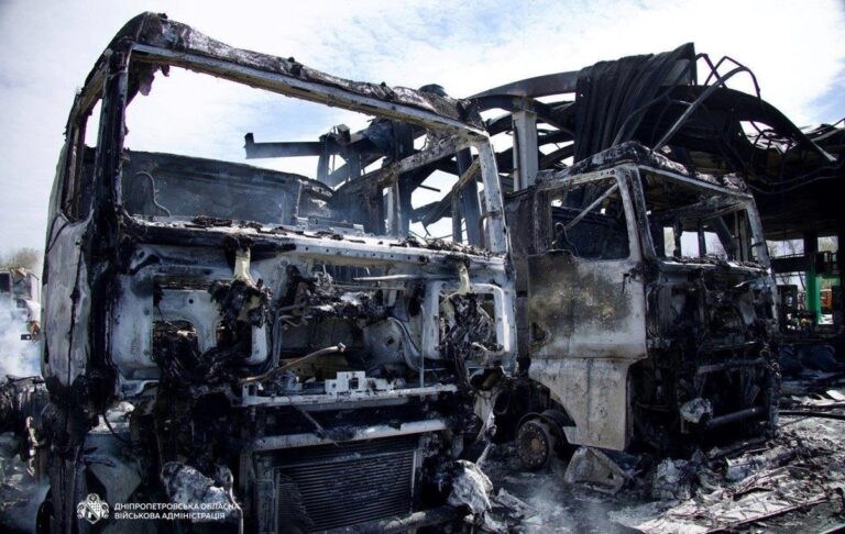 Фото для новини:У Дніпрі згоріли 12 автомобілів на атакованій АЗС