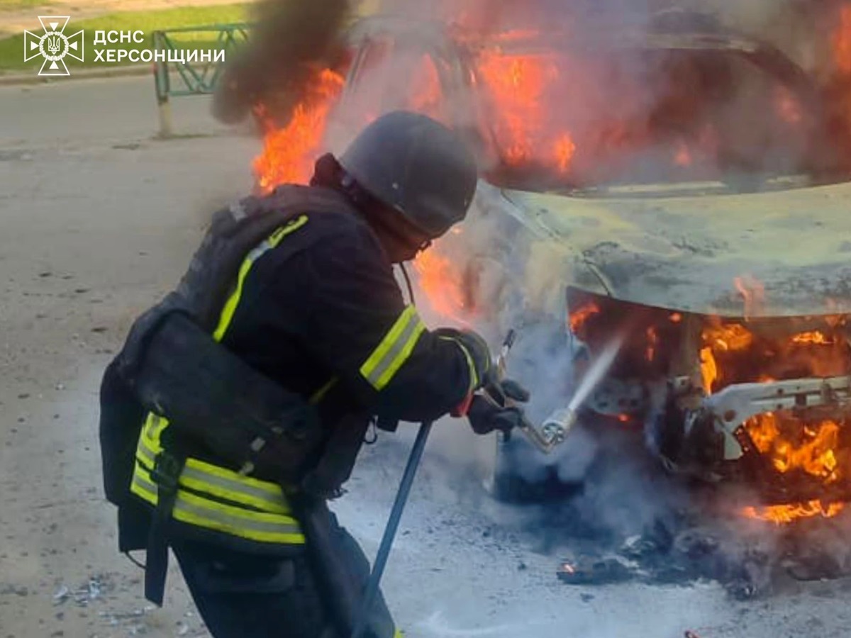 Фото для новини:У Херсоні через атаку дронів постраждали щонайменше п'ятеро осіб