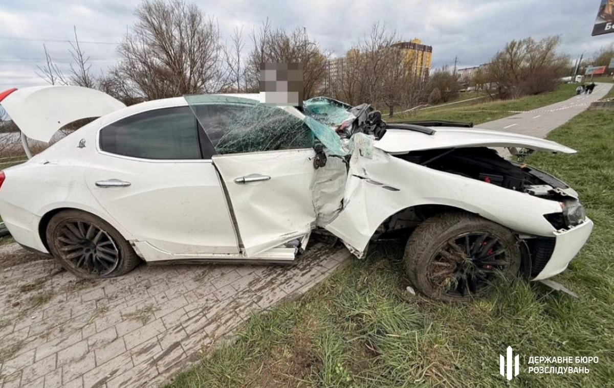 Фото для новини:У Хмельницькому п'яний, у розшуку і без прав військовий скоїв ДТП