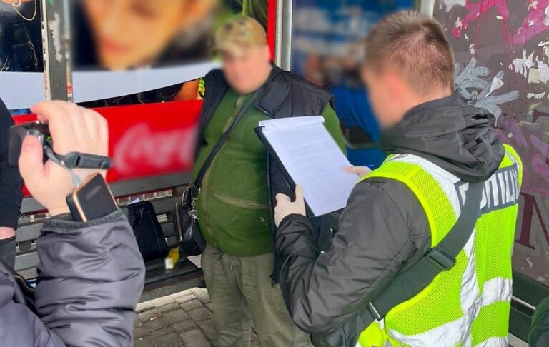 Фото для новини:У Києві "генерал" вимагав $15 тис. у військового