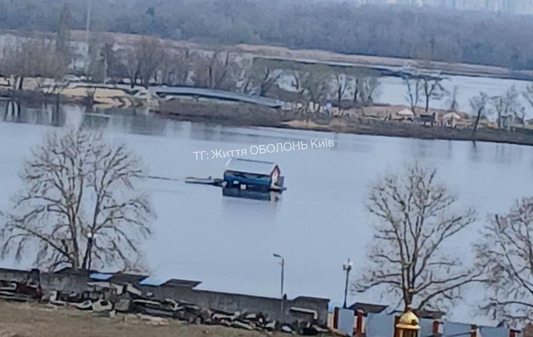 Фото для новини:У Києві помітили плаваючий будинок