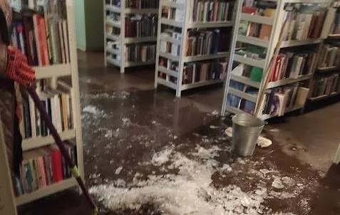 Фото для новини:У Києві пошкоджено Книжкову палату: під загрозою знищення 15 мільйонів книг