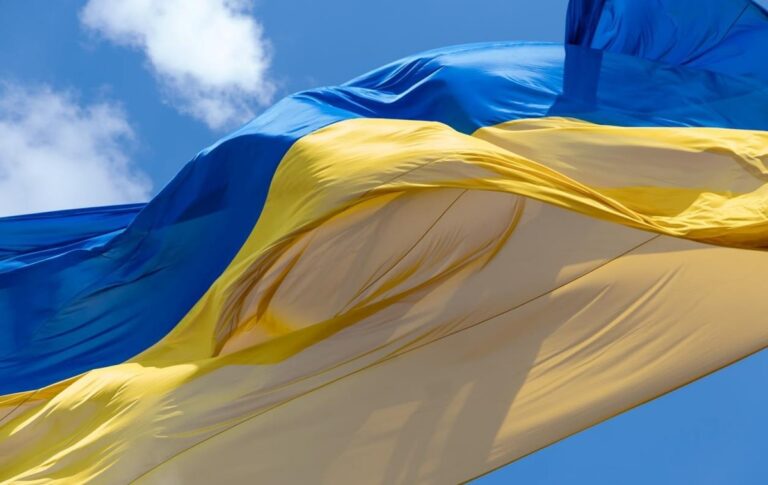 Фото для новини:У Києві приспустили головний прапор України