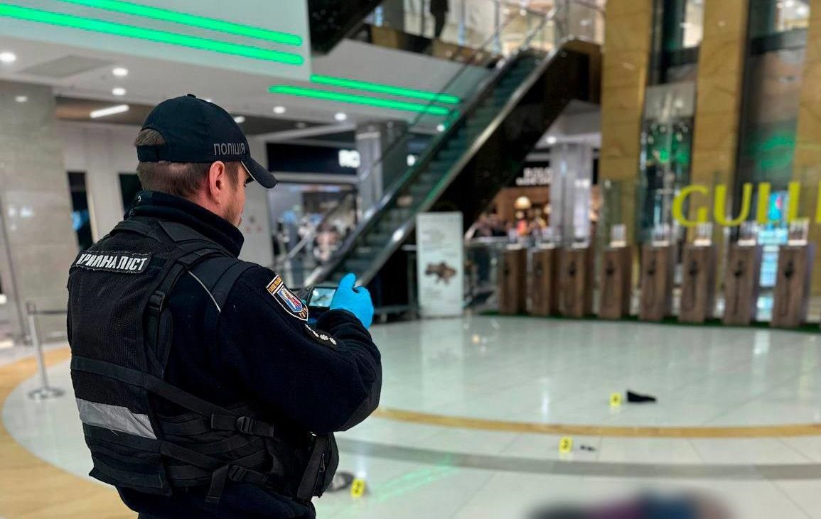 Фото для новини:У Києві відвідувач ТРЦ впав з 5-го поверху і загинув