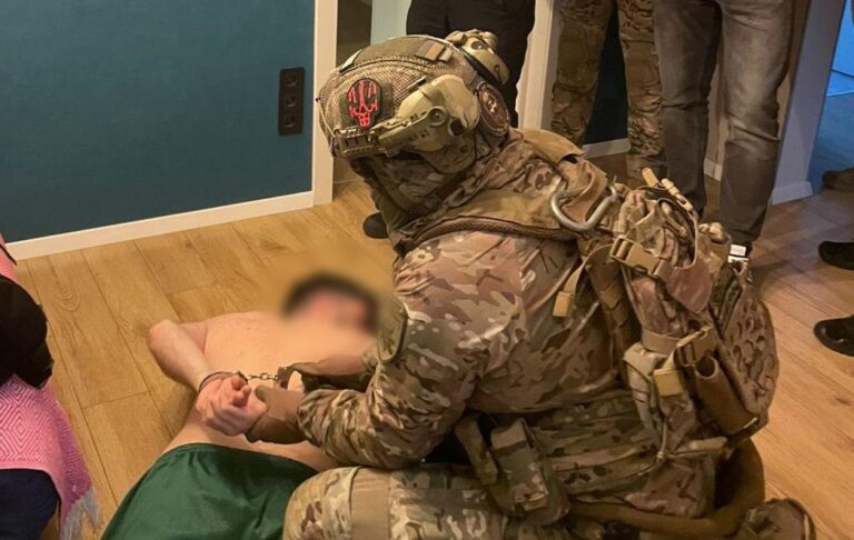 Фото для новини:У Києві викрили ботоферму для вимагання "криптоборгів" з українців