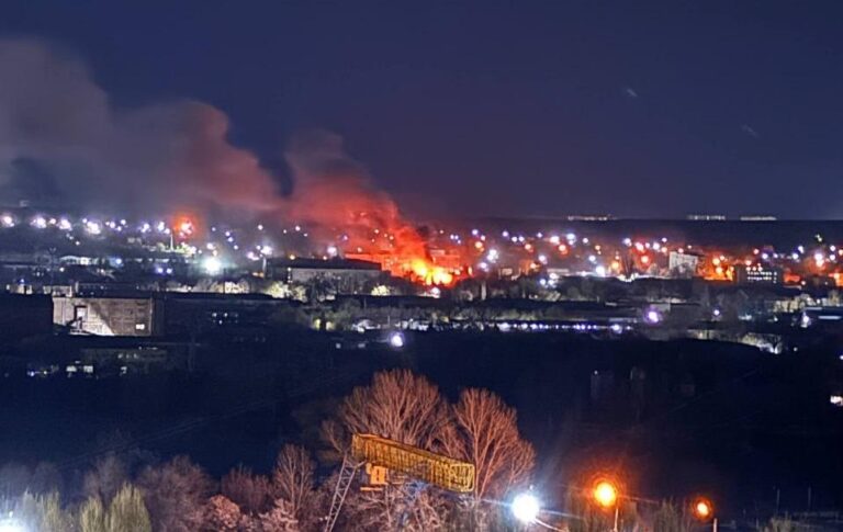 Фото для новини:У Луганську та Криму масштабні пожежі після атаки