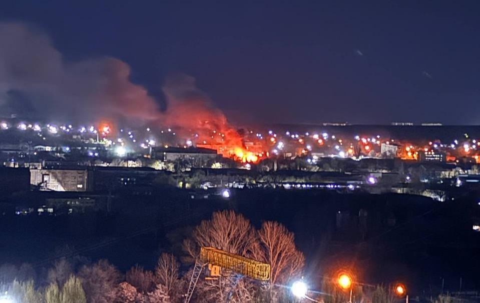 Фото для новини:У Луганську та Криму масштабні пожежі після атаки