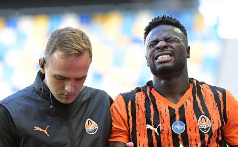 Фото для новини:У матчі з Рухом Обах травмував плече