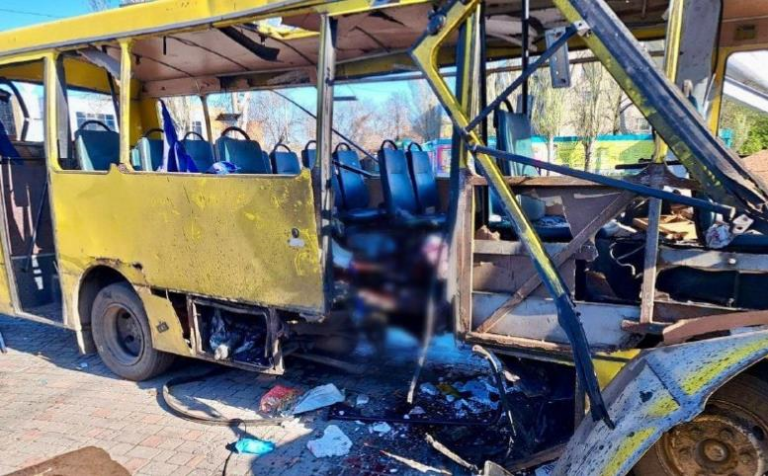 Фото для новини:У Нікополі росіяни обстріляли автобус: троє загиблих