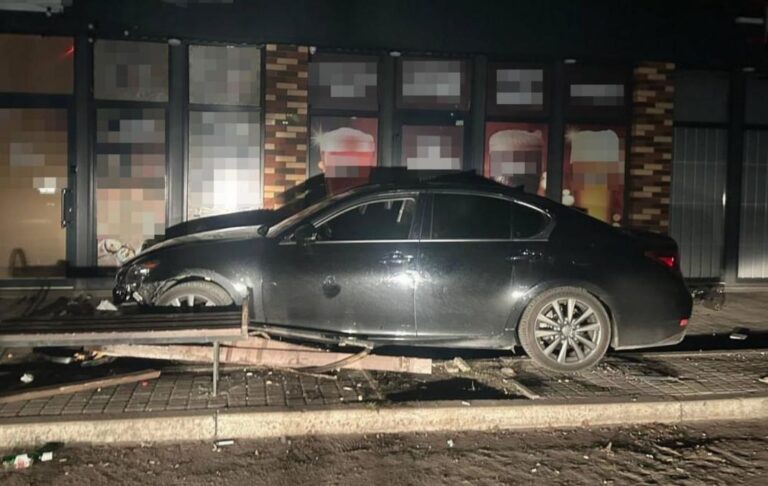 Фото для новини:У Павлограді п'яний 21-річний водій на Lexus збив двох дівчат і втік