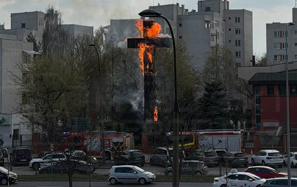 Фото для новини:У Польщі у Страсну п'ятницю загорівся 17-метровий хрест