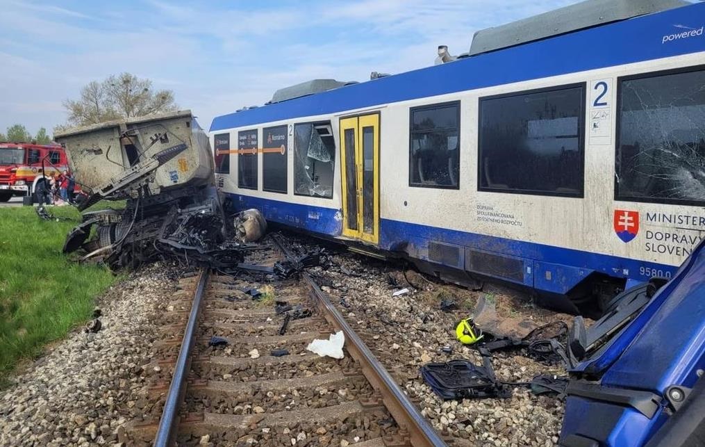 Фото для новини:У Словаччині потяг зіткнувся з фурою: є жертва та постраждалі