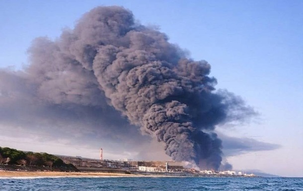 Фото для новини:У Туапсе пожежа на НПЗ не вщухає вже п'яту добу