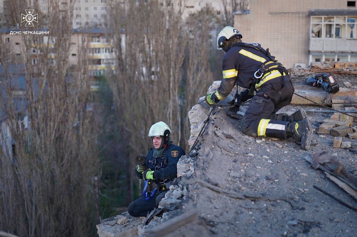 Фото для новини:Удар по Черкасах: зросла кількість постраждалих