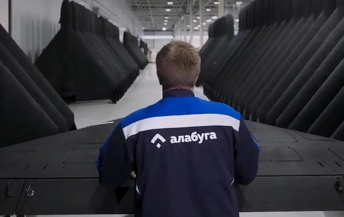 Фото для новини:Україна звернулась до YouTube через рекламу центру дронів в РФ